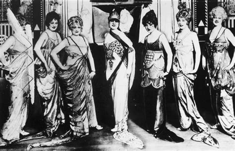  The Ziegfeld Follies: Uno Spettacolo Brioso di Talenti e Glamour Incontrospettabile!