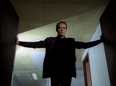 The Prisoner! Una serie visionaria e inquietante con Patrick McGoohan che esplora il potere e la libertà.