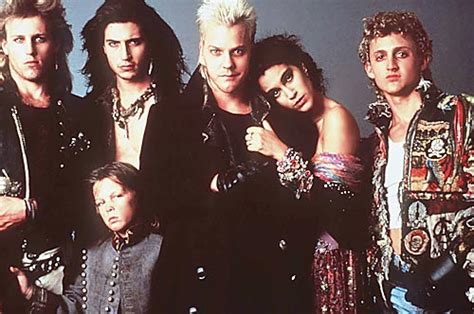 Perché non rivedere The Lost Boys, un classico anni '80 con vampiri e surf rock?